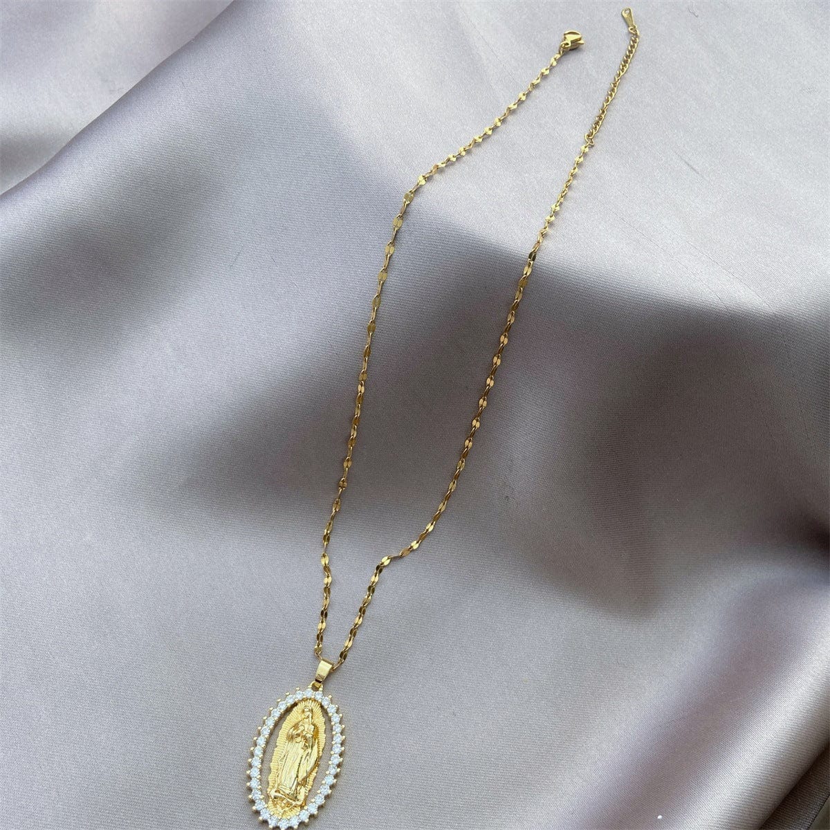 Zirkon verzierte 'Jungfrau Maria' Halskette von Godisabove™