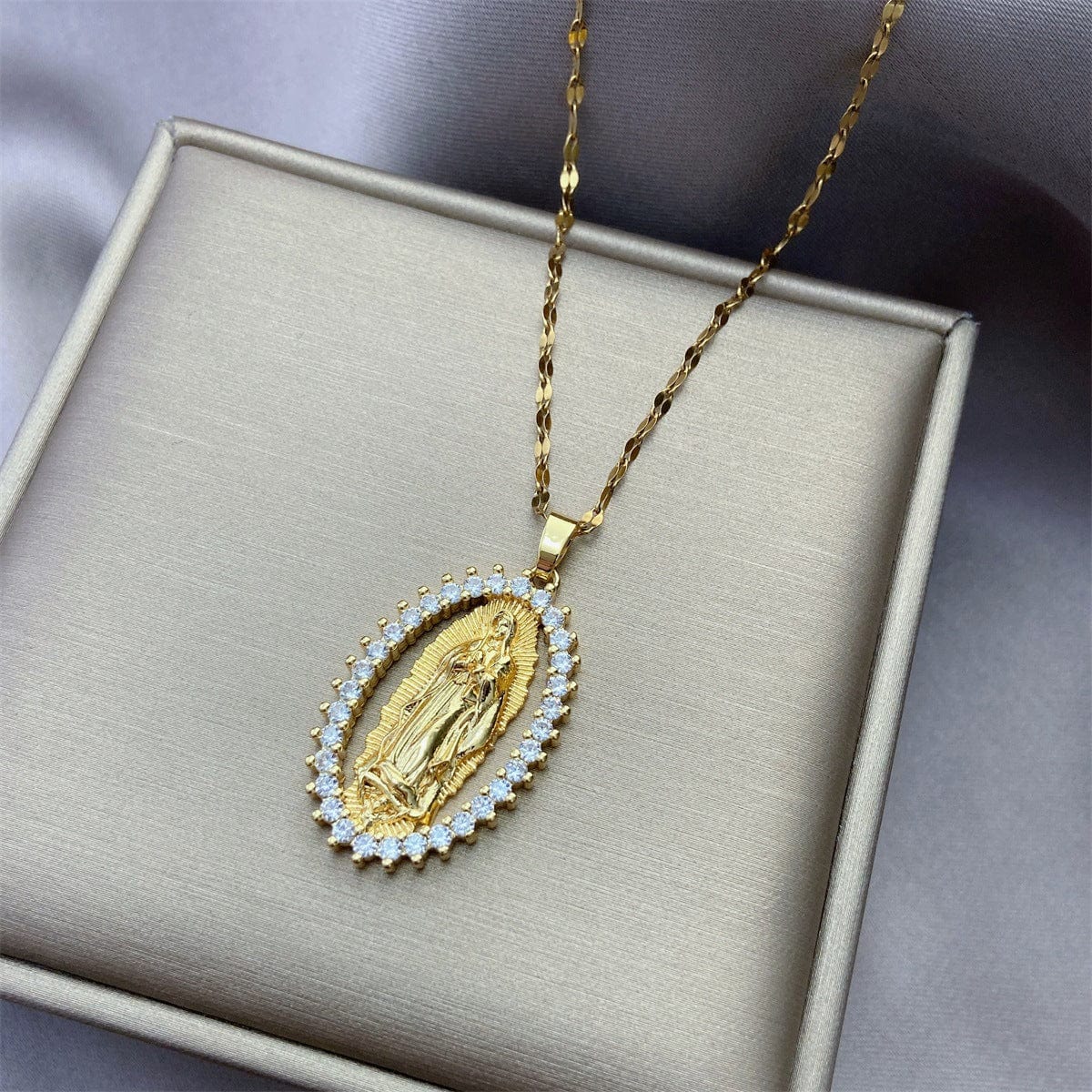 Zirkon verzierte 'Jungfrau Maria' Halskette von Godisabove™